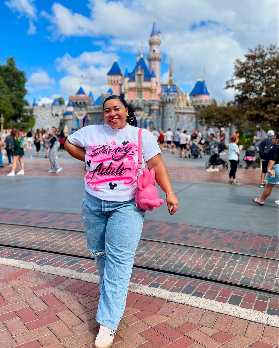 Influenciadora da Disney morre após comer amendoim. Tinha alertado empresa para alergia