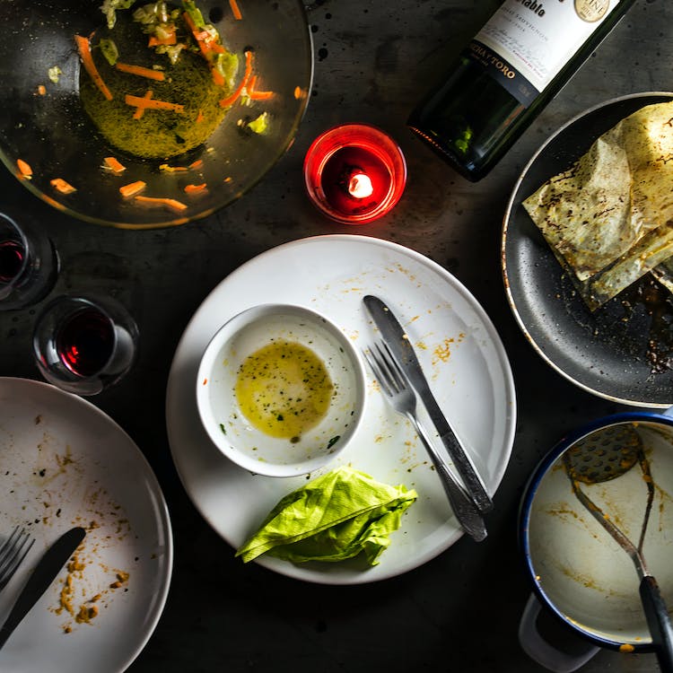 Homem come restos de estranhos em date num restaurante. Mulher ficou horrorizada