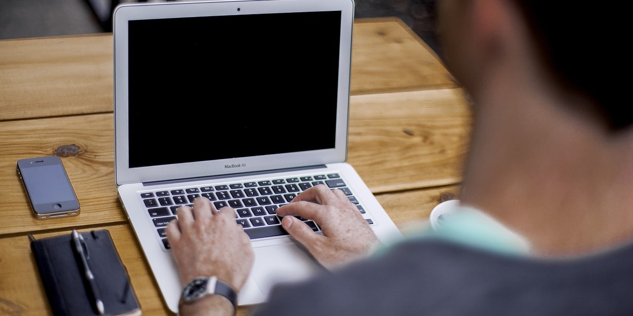 Jurista João Leitão Figueiredo defende que Portugal deveria investir mais em literacia digital e no combate à informação falsa