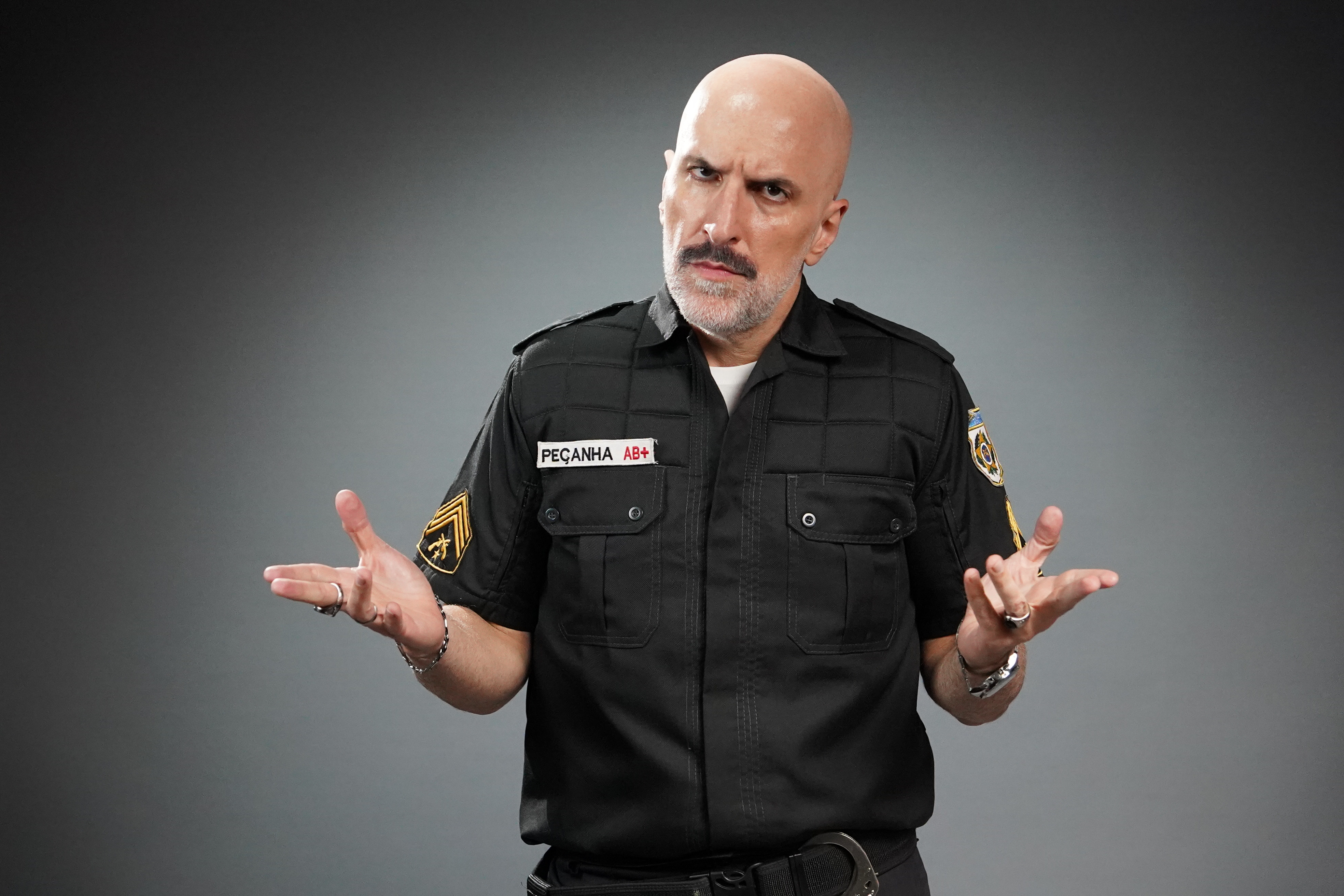 Já há bilhetes para a nova sátira hilariante de Antonio Tabet em Portugal. Saiba as datas