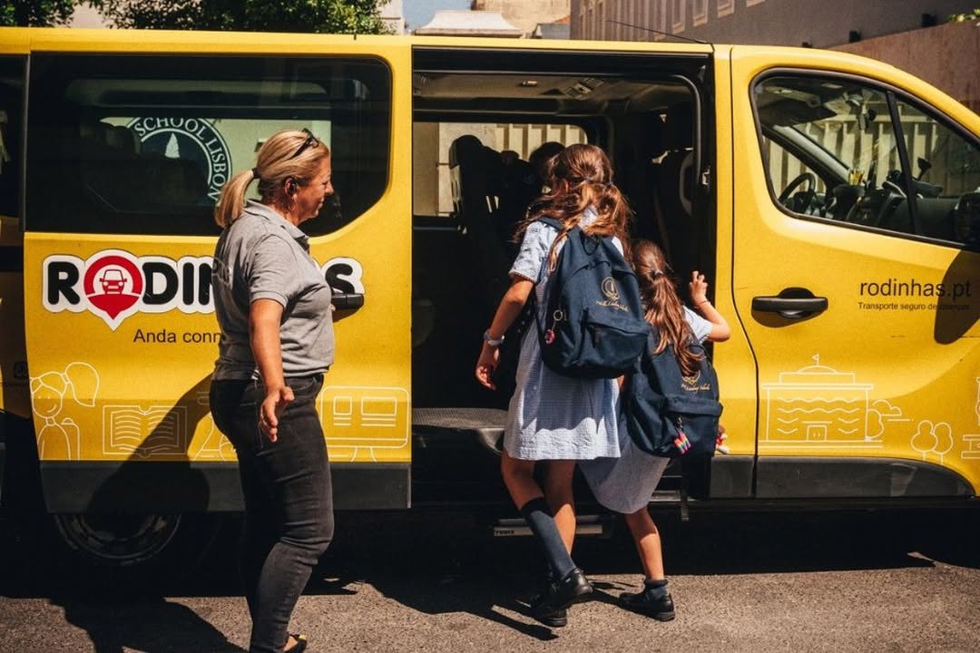 Trate já do transporte dos miúdos para a escola (e não só). Rodinhas vai levá-los por metade do preço