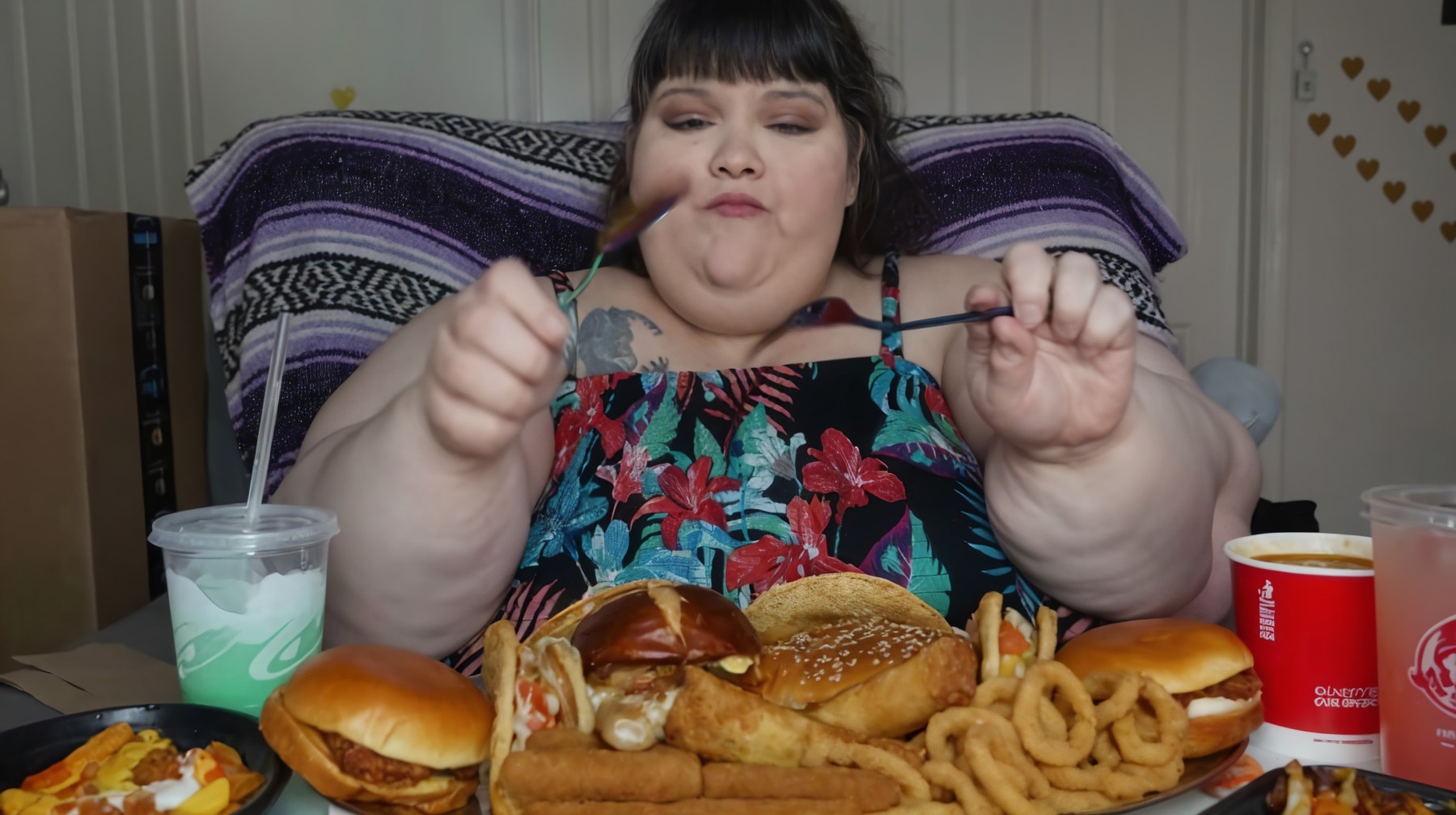 Influencer morre em direto no YouTube quando praticava o Mukbang, a tendência de se filmar a comer sem parar