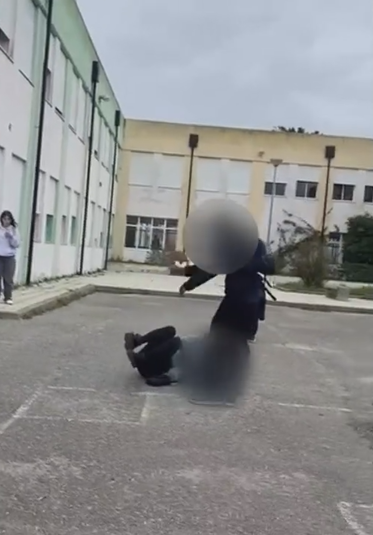 Adolescente com autismo é espancado na escola. Veja o vídeo que está a indignar as redes sociais
