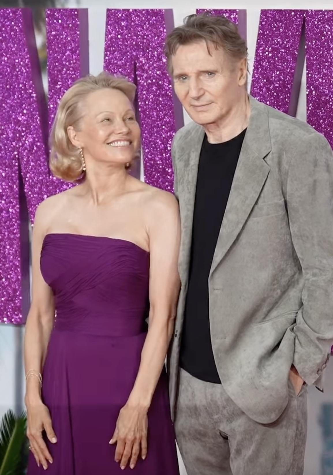 O que se passa entre Pamela Anderson e Liam Neeson? Perceba de onde surgiram os rumores de relação