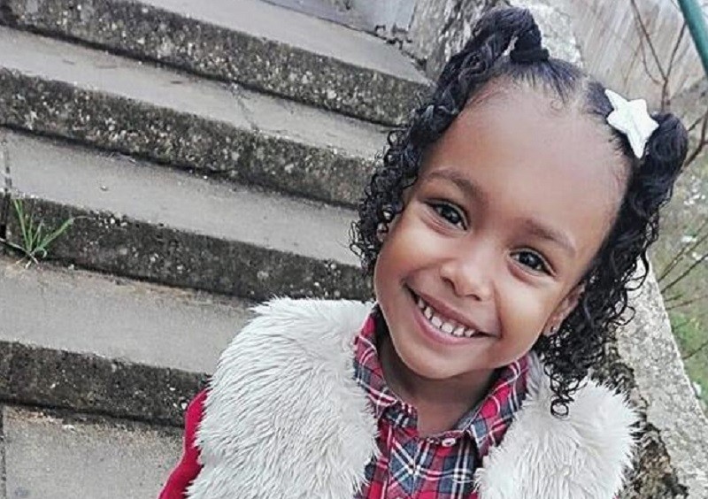 Avô que matou neta à facada terá deixado bilhetes a explicar o crime. Teria medo de ficar longe da criança