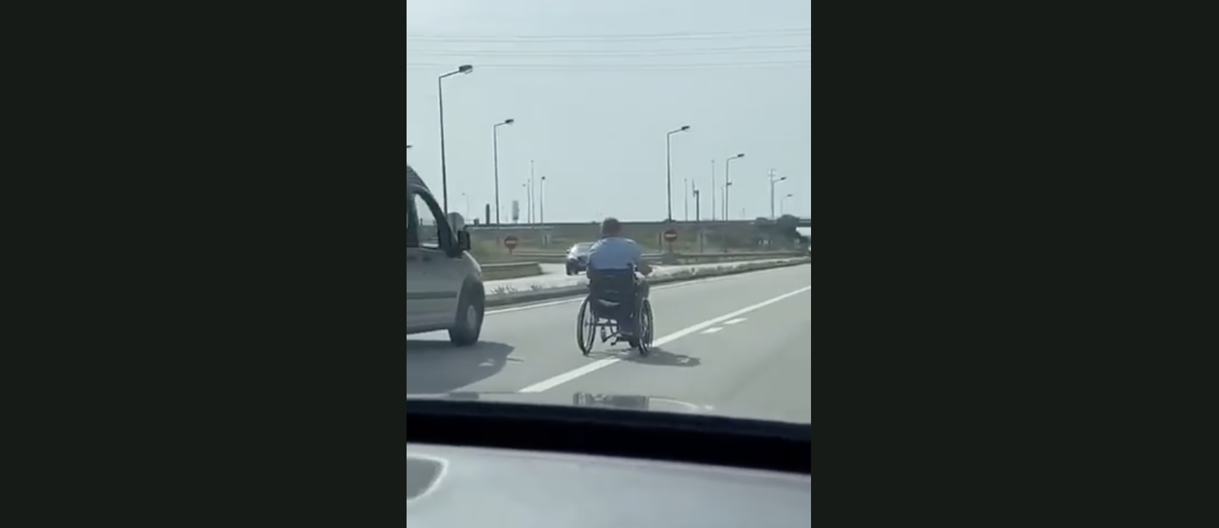 Cadeira de rodas a motor apanhada a circular na Estrada Nacional 13, em Vila do Conde. Veja o vídeo