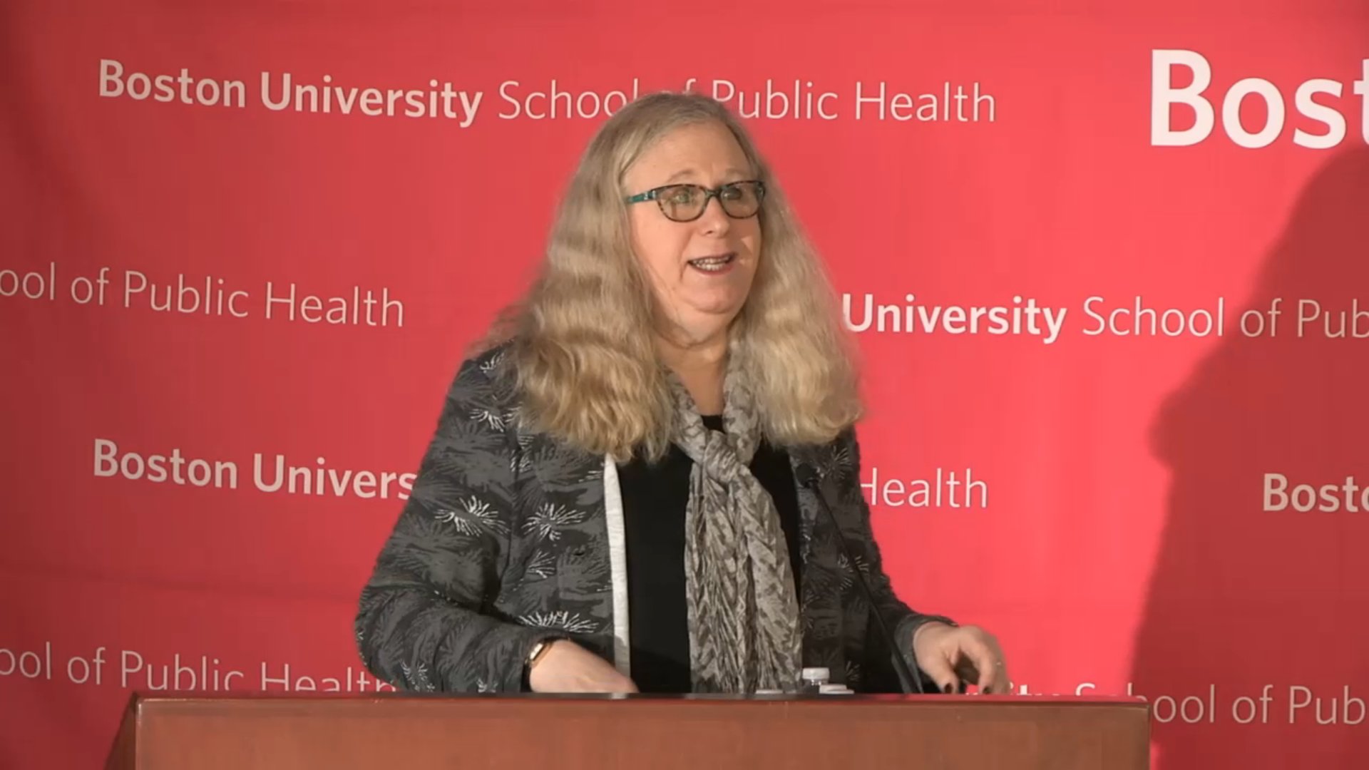 Secretária da Saúde americana obriga lares a aceitarem pacientes com COVID-19 mas retira a mãe de um deles