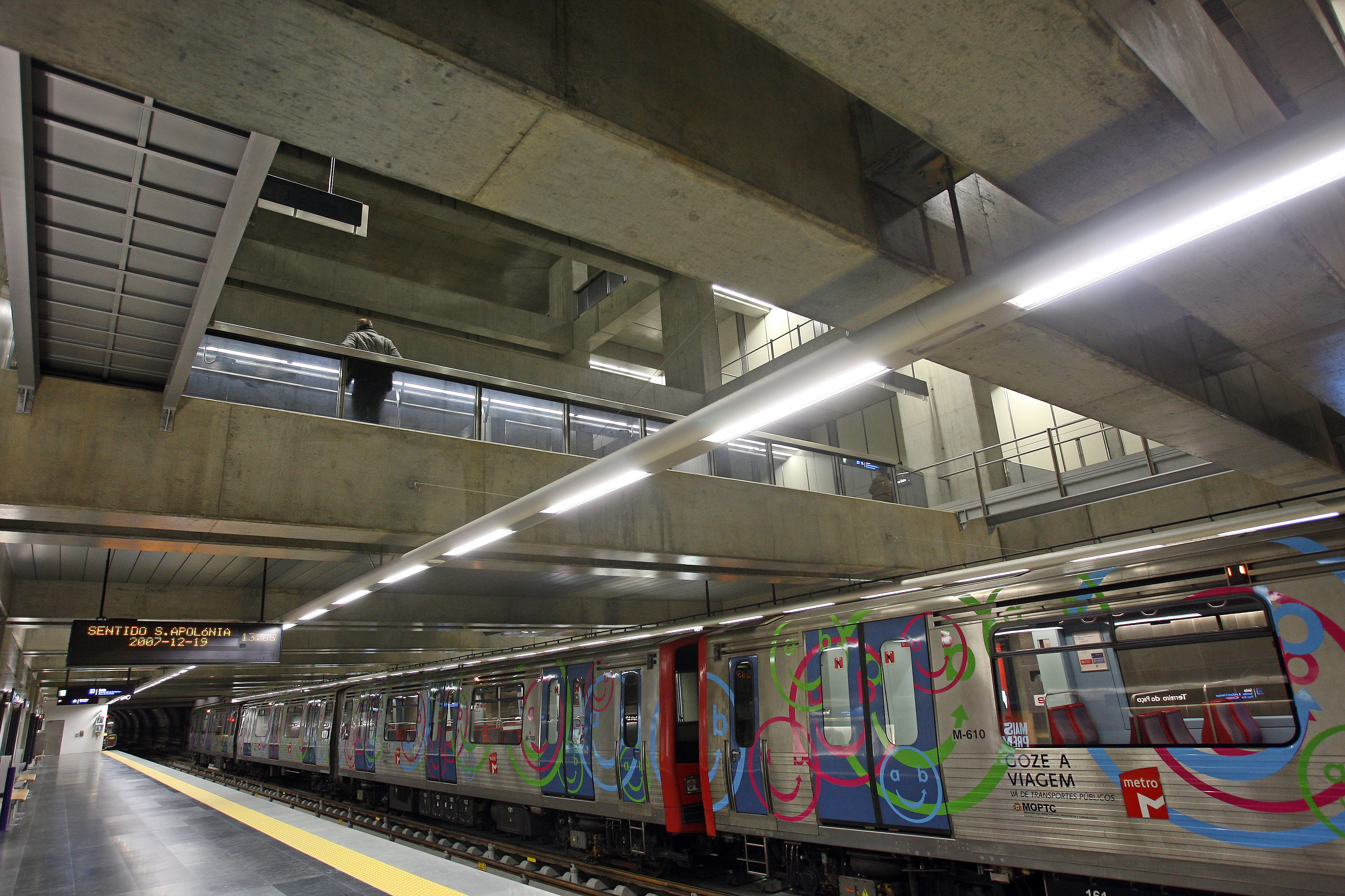 Estações de metro de Santa Apolónia, Oriente e Rossio abertas durante a noite