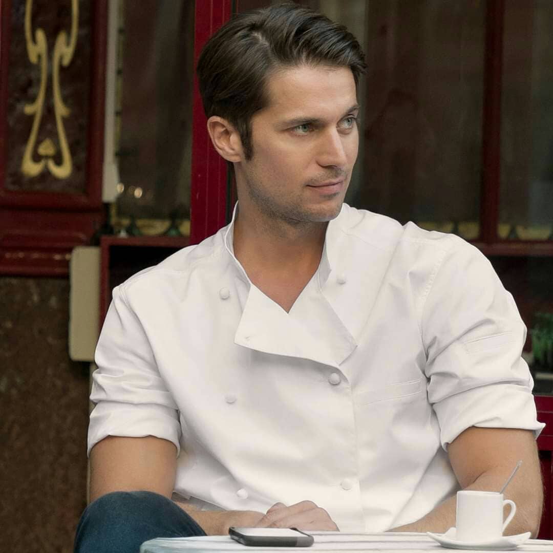 Estrela de “Emily in Paris” aproveita sol da Comporta com atriz portuguesa