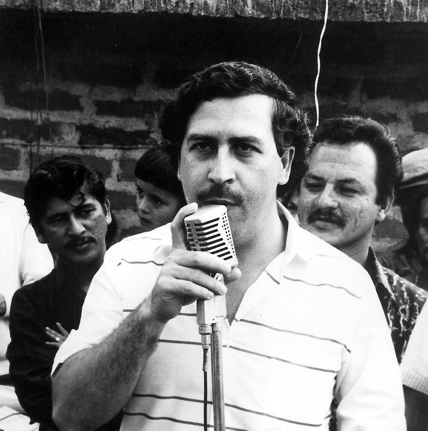 Dois agentes da CIA vão à procura da fortuna de Pablo Escobar numa nova série