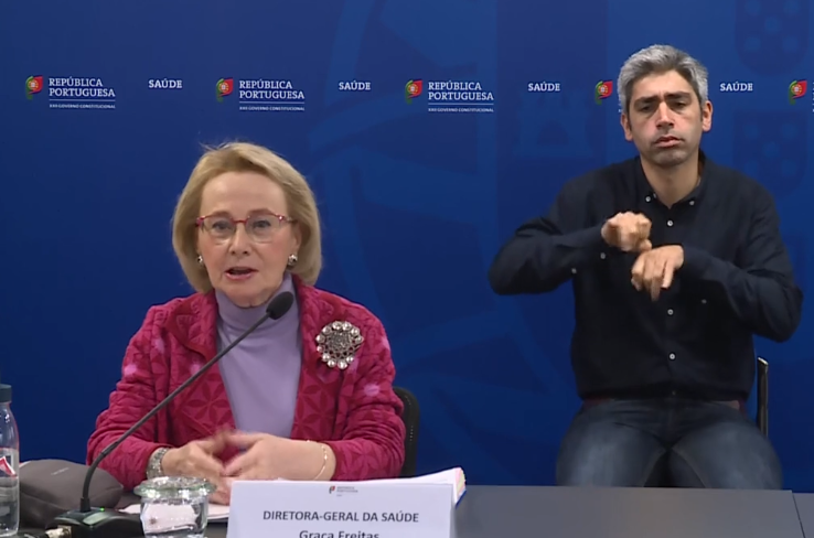 Afinal, podemos continuar a cumprimentar com o cotovelo. “Não terá grande risco”, garante DGS