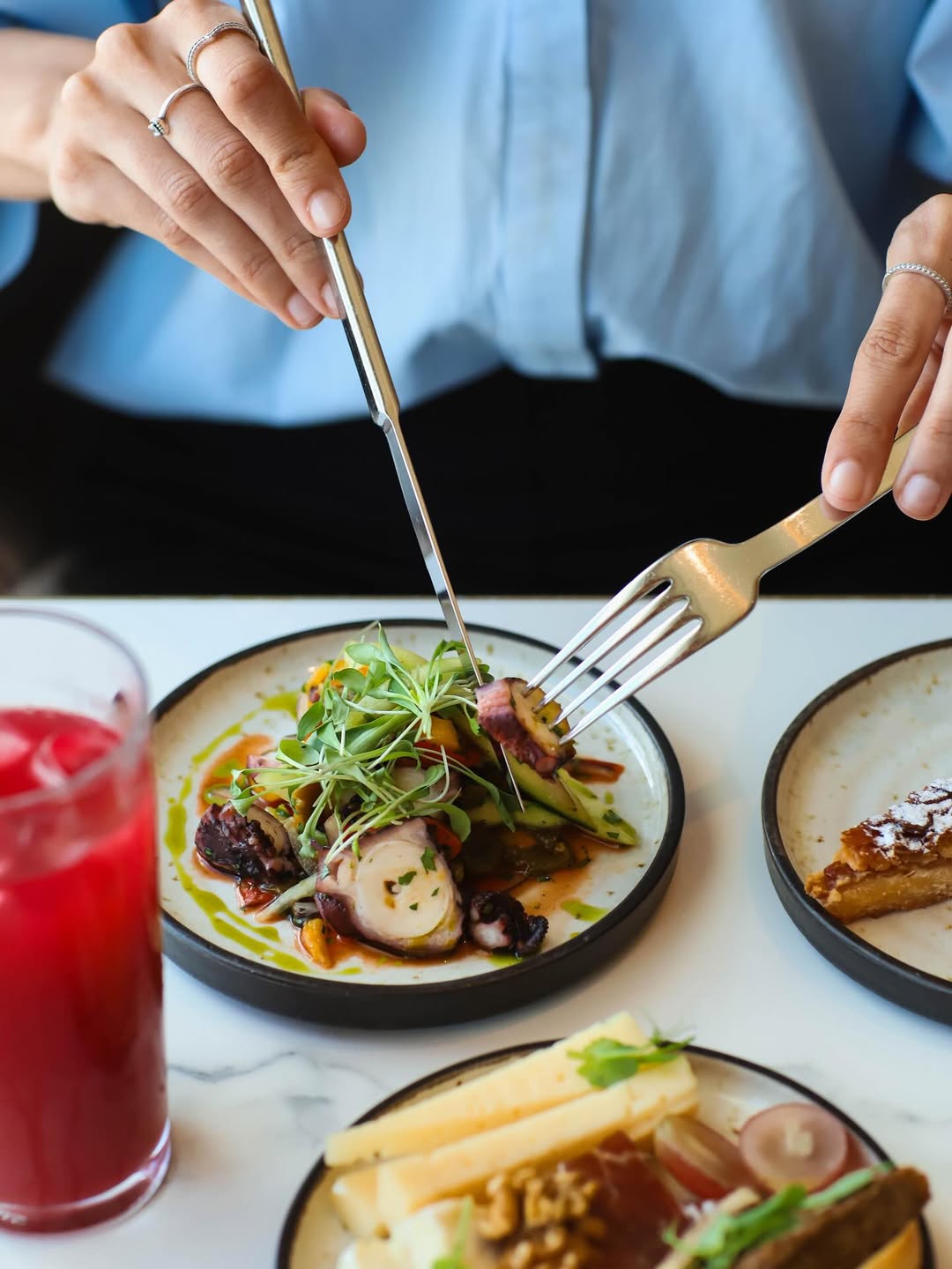 Este brunch de domingo tem boa comida, música ao vivo e uma vista de cortar a respiração