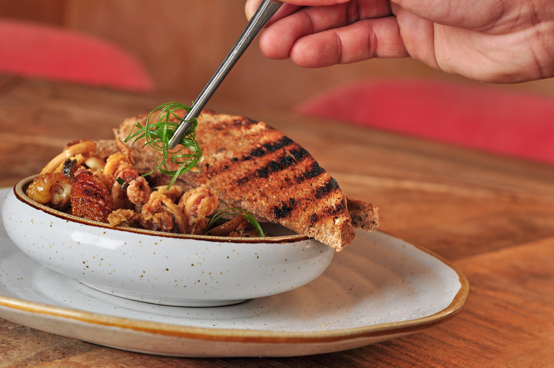 Se há refeição abençoada é no Santa, com novo chef e carta — na qual consta a bendita lula