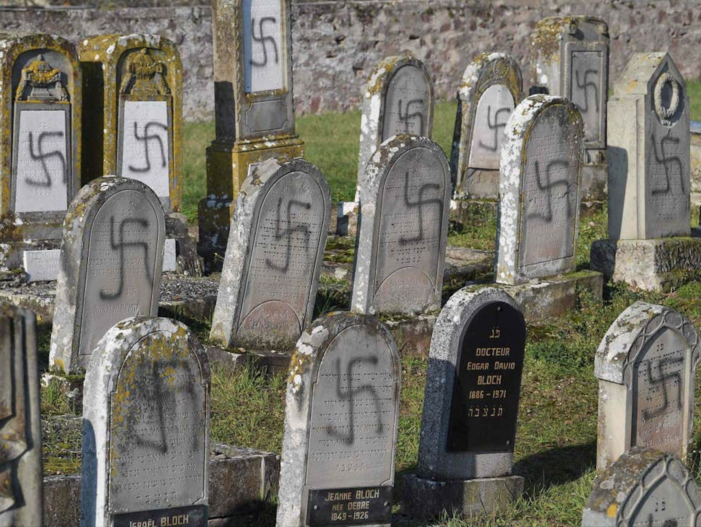 As sepulturas de mais de 100 judeus foram profanadas com suásticas nazi em França