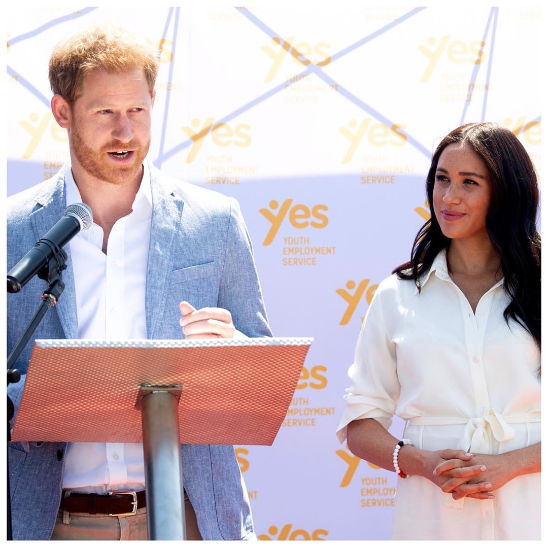 Filha de Meghan e Harry não deverá ser batizada no Reino Unido. Rainha ainda não conhece a neta