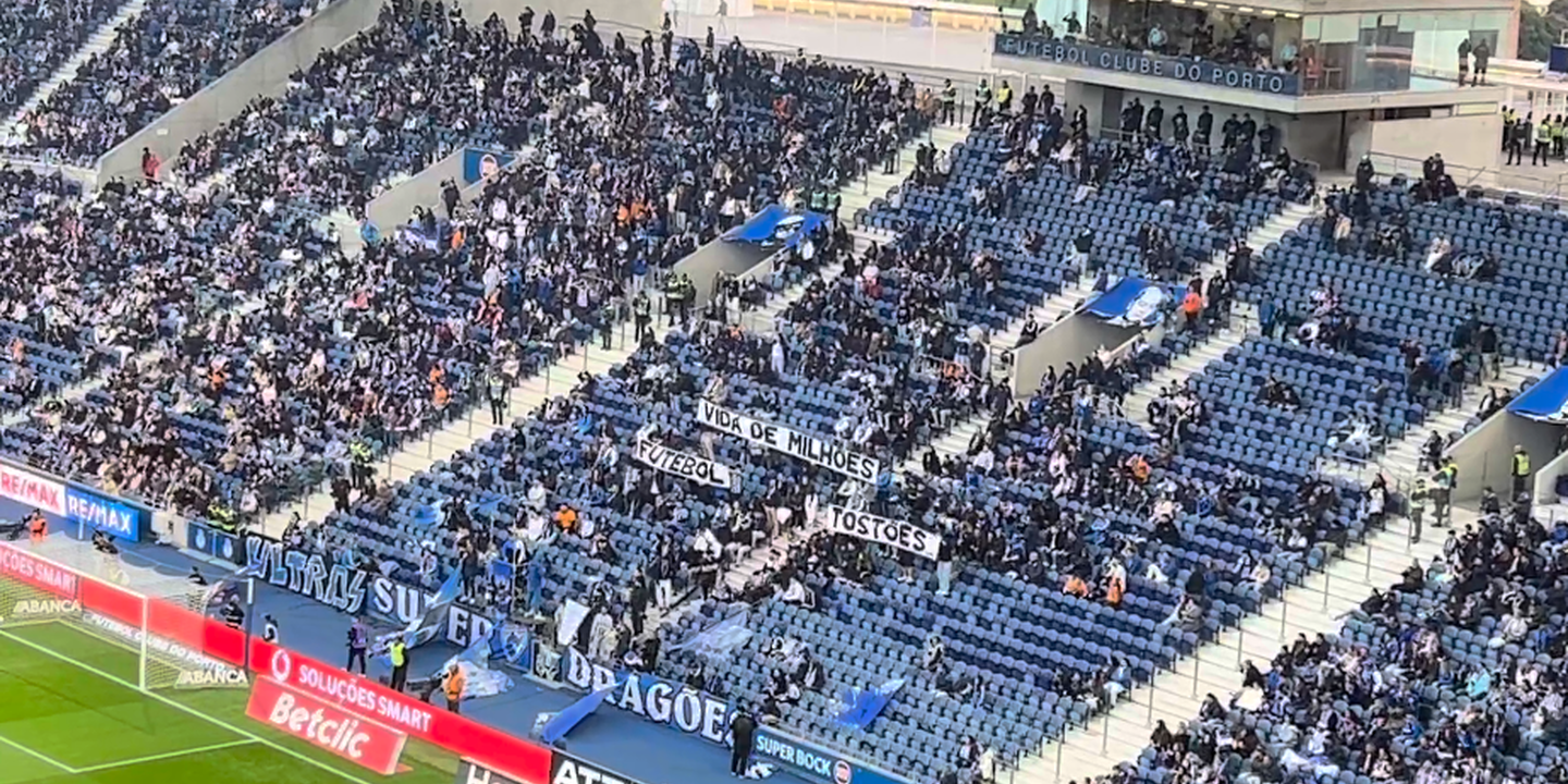 VÍDEO: "Vida de milhões, futebol de tostões". Claque do FC Porto exibiu tarja de protesto antes do início do jogo