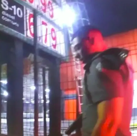 Assaltante baleado pela polícia implora por ajuda e é ignorado pelo agente. “Morre aí”