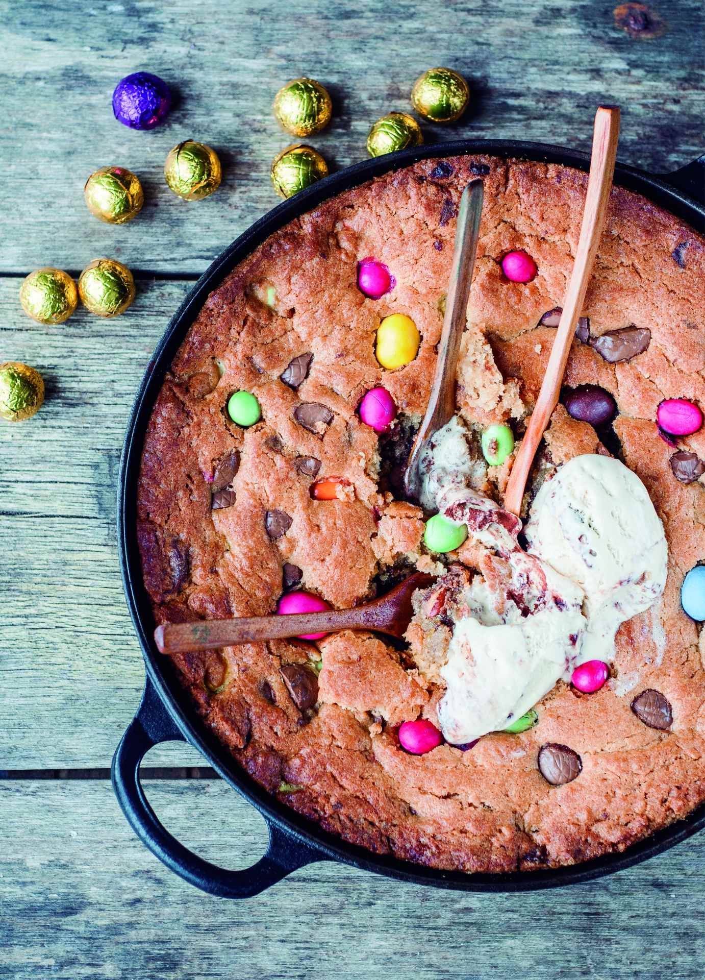 “A Sair do Forno.” Esta cookie gigante com M&M’s é perfeita para este fim de semana