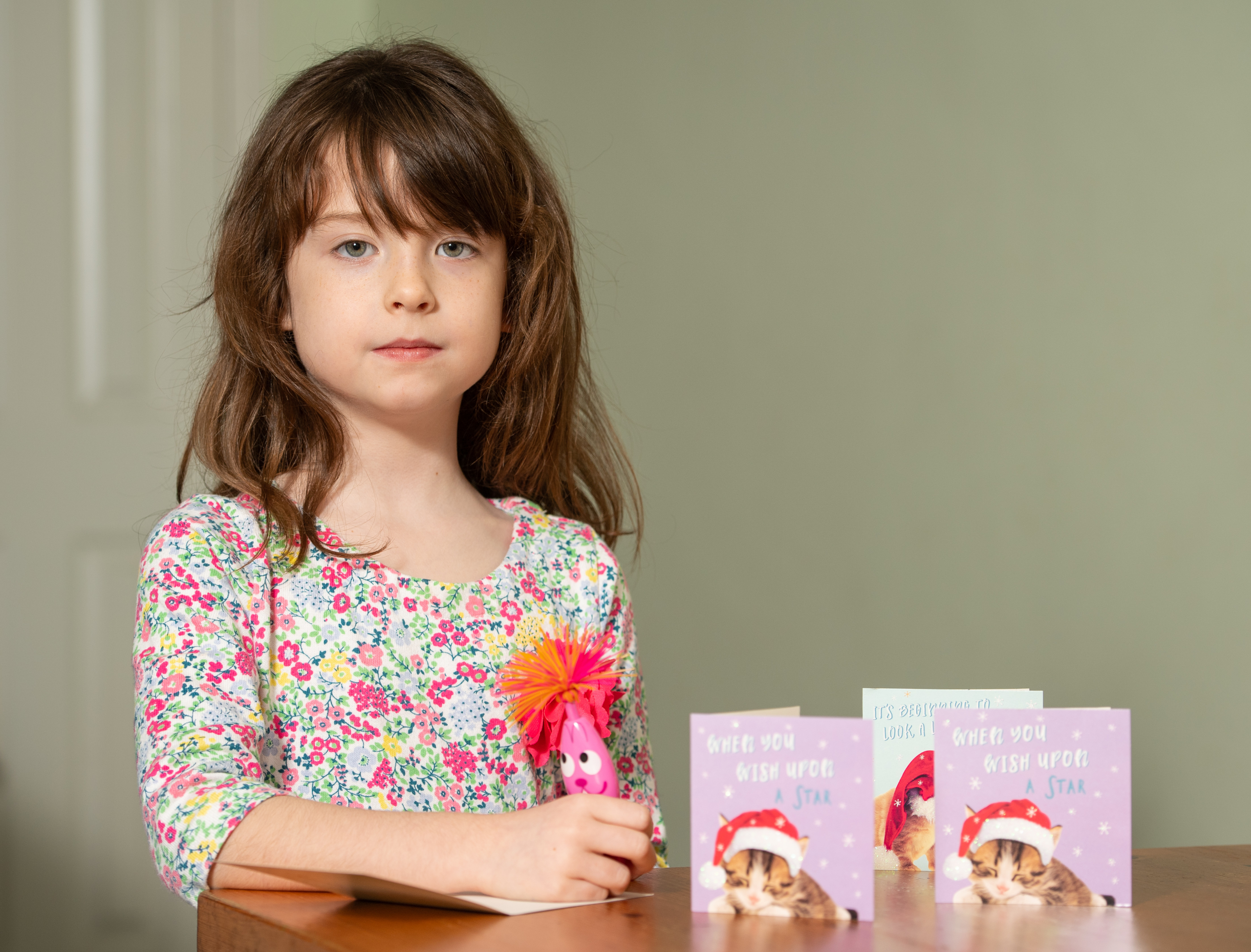Criança de 6 anos encontra pedido de ajuda num postal de Natal