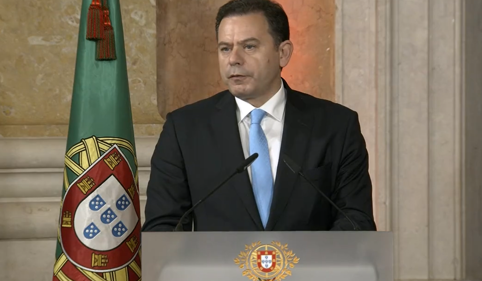 De azul e sob o verde-esperança de Marcelo. Luís Montenegro e 17 ministros já são Governo