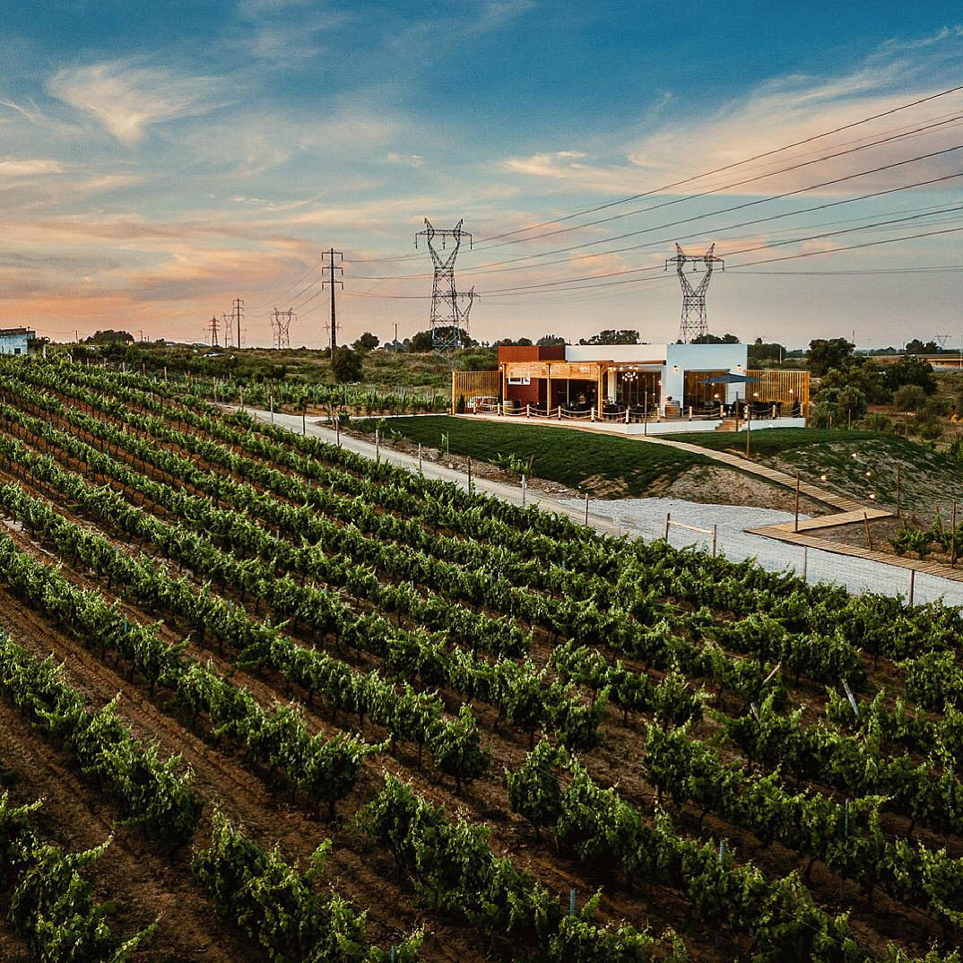 Moments Lounge. O spot perfeito entre vinhas, bungalows, cestas de piquenique e um pôr do sol único