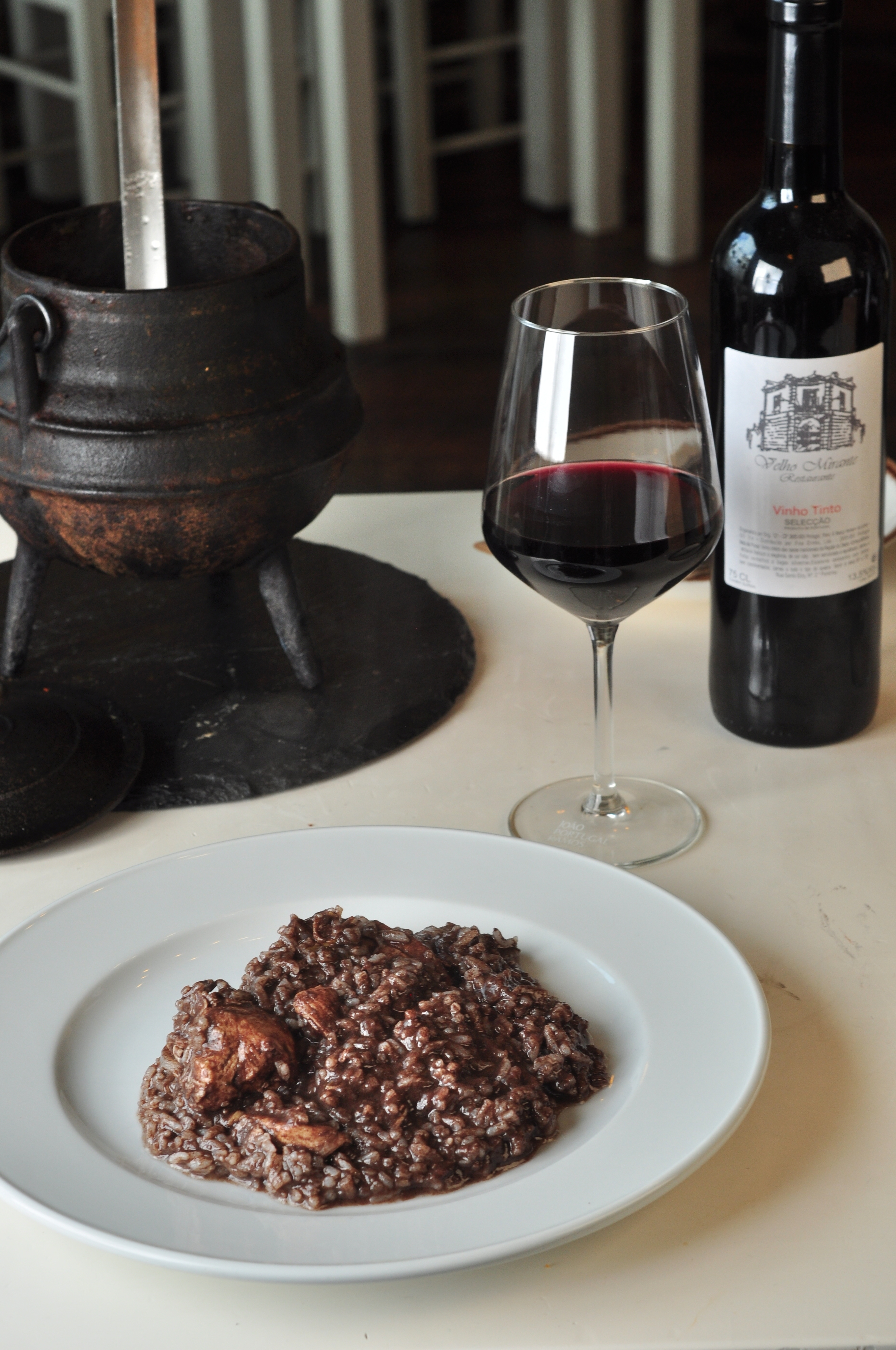 Da perdiz à cabidela, este restaurante serve diferentes pratos de arroz e vinho à discrição por menos de 20€