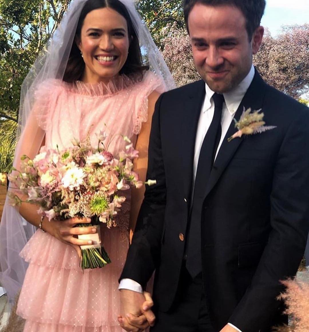 Mandy Moore, a Rebbeca de “This Is Us”, casou  — e o vestido era tudo menos comum