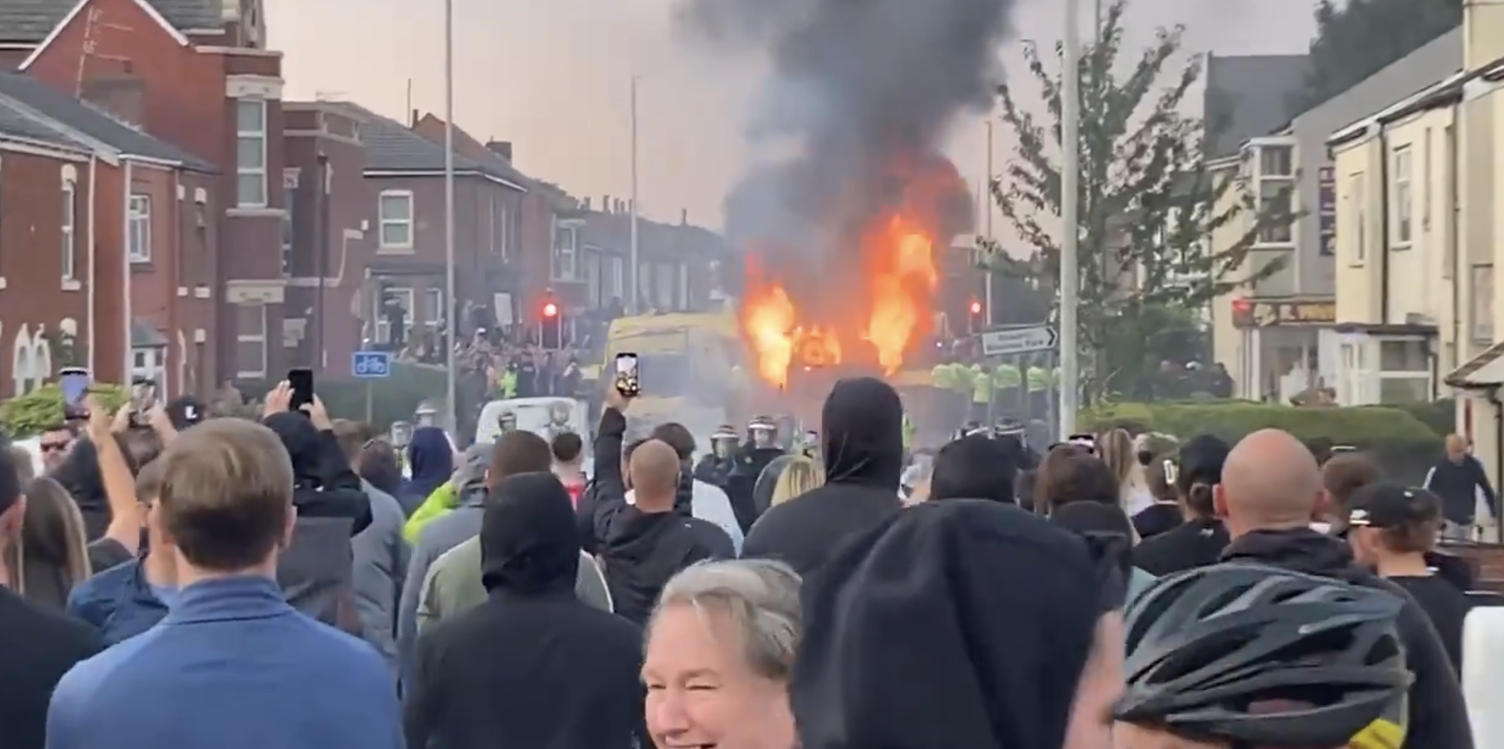 Vigília pelas 3 crianças mortas no Reino Unido gera desacatos. Cerca de 40 polícias ficaram feridos