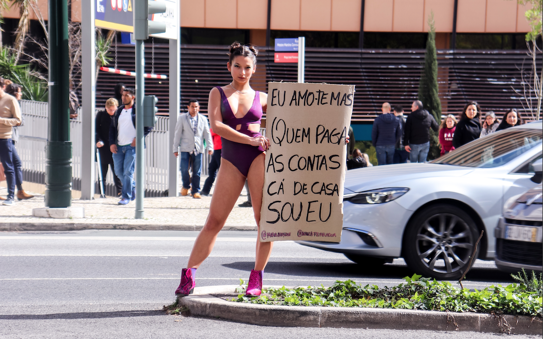 “Amo-te, mas assim vestida estás a pedi-las”. A nova campanha contra a violência de género