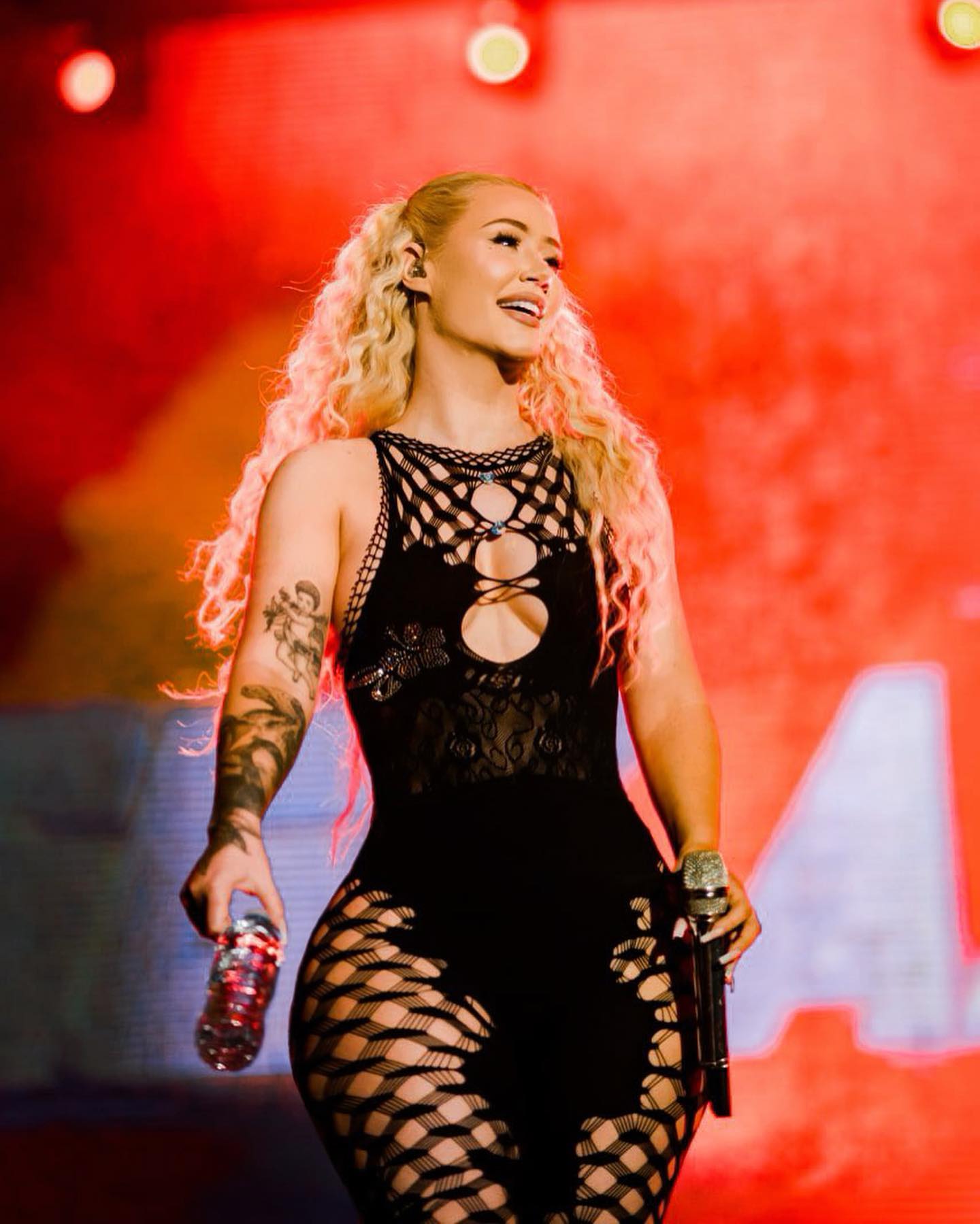 Iggy Azalea foi expulsa do palco durante concerto — tudo por causa de uma frase e de umas calças rasgadas
