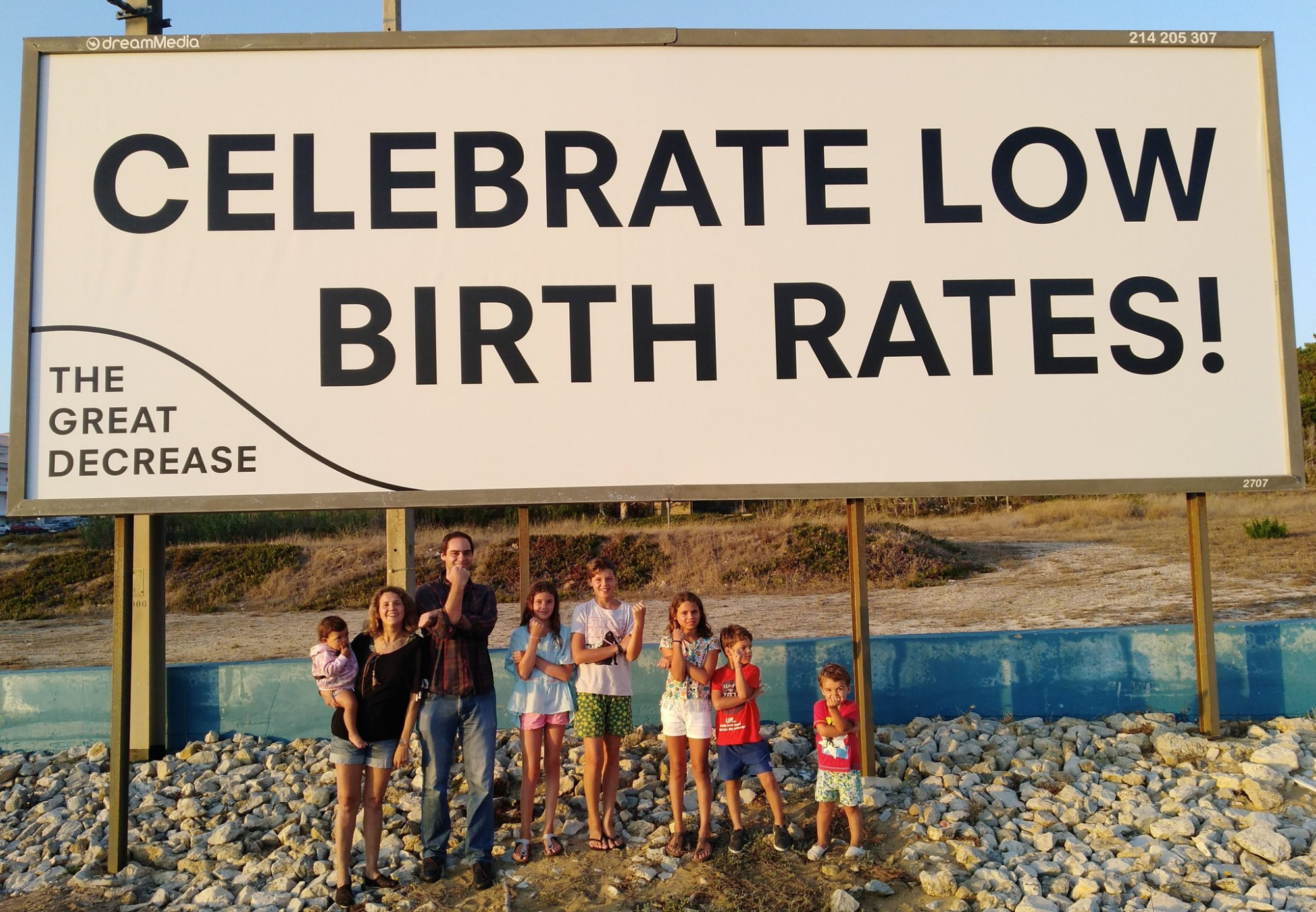 Porque é que Filipe posou com a família em frente ao cartaz que defende a baixa natalidade
