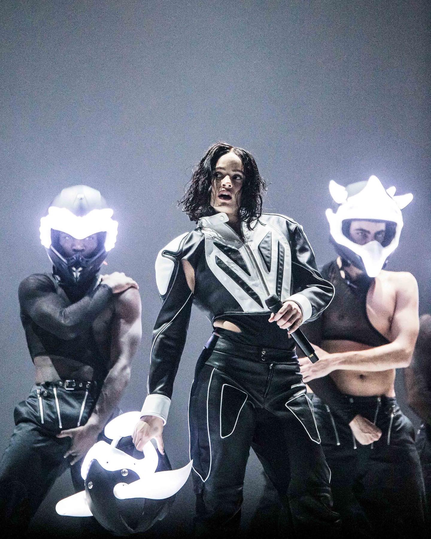 Do dueto com um fã ao encontro com Ana Moura. Rosalía conquistou Lisboa (com muito chicken teriyaki)