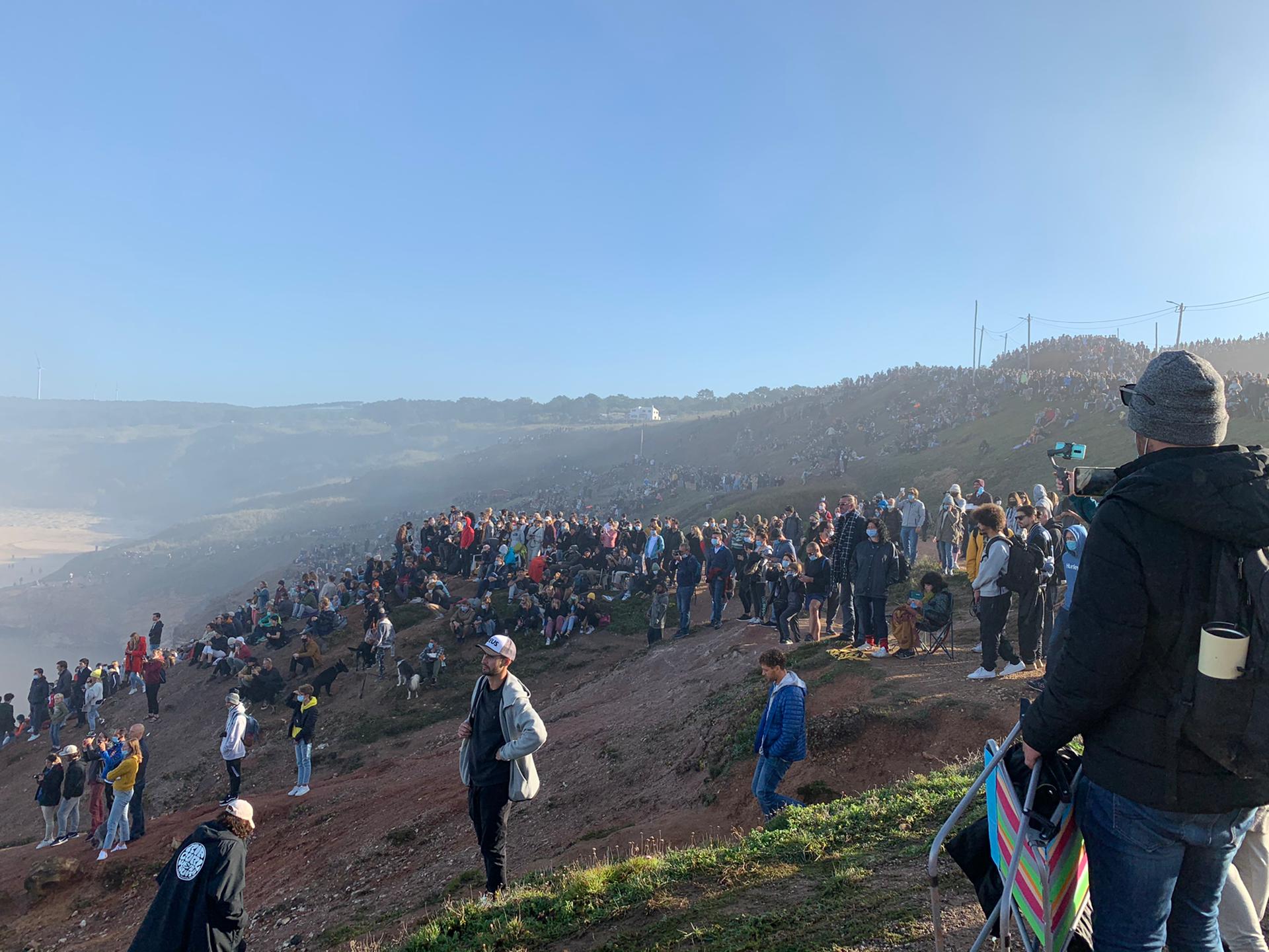 Nazaré. Multidões sem distanciamento social e pessoas sem máscara para ver ondas gigantes