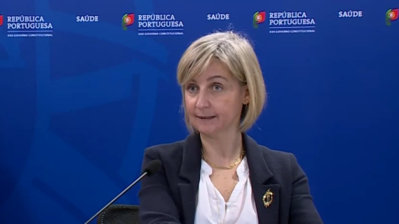 Ministério da Saúde fez compras por ajuste direto de 79,8 milhões de euros, mas a ministra garante “total transparência”