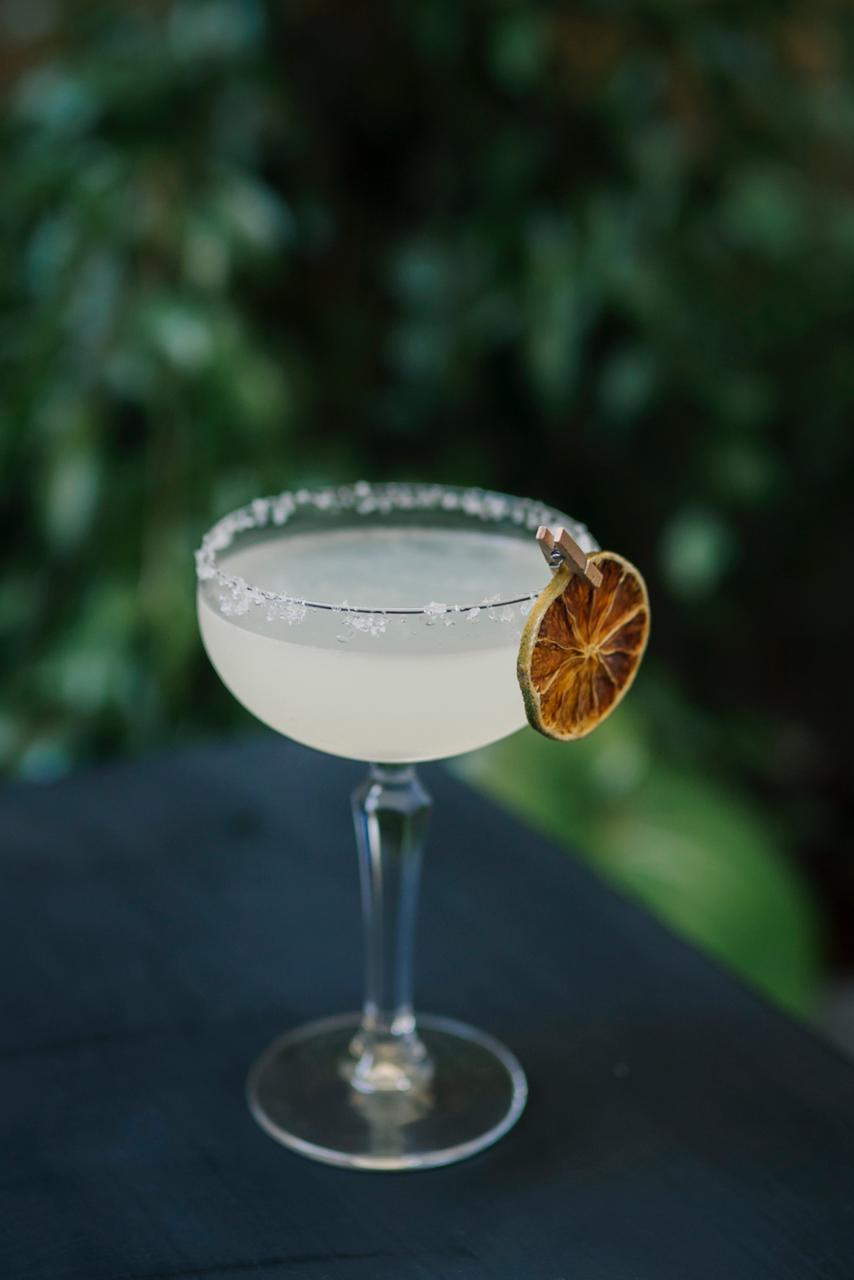 Há uma nova esplanada secreta em Lisboa com petiscos asiáticos e margaritas fresquinhas