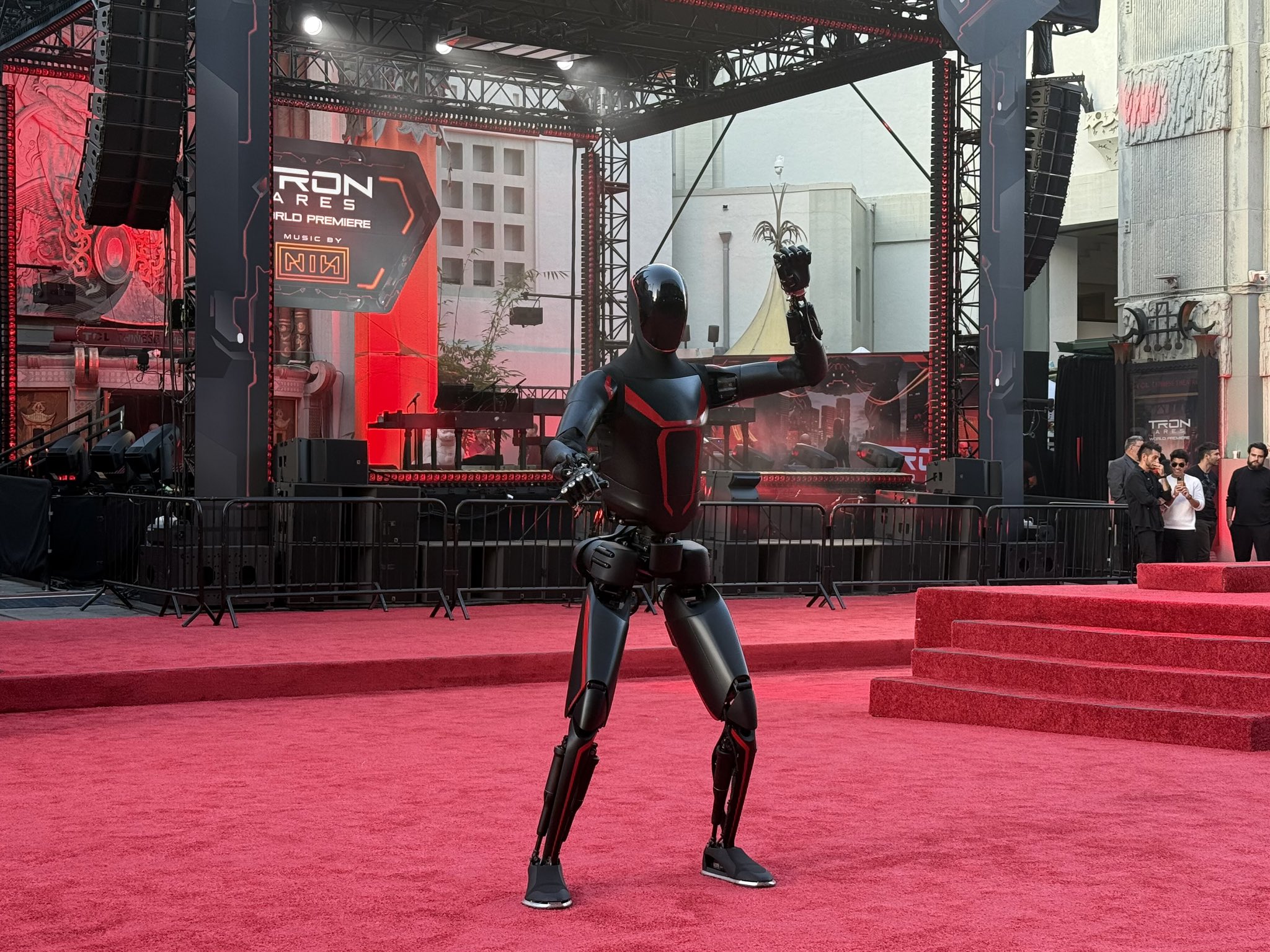 Optimus veste-se a rigor inspirado em Tron: Ares e rouba as atenções na passadeira vermelha da estreia do filme