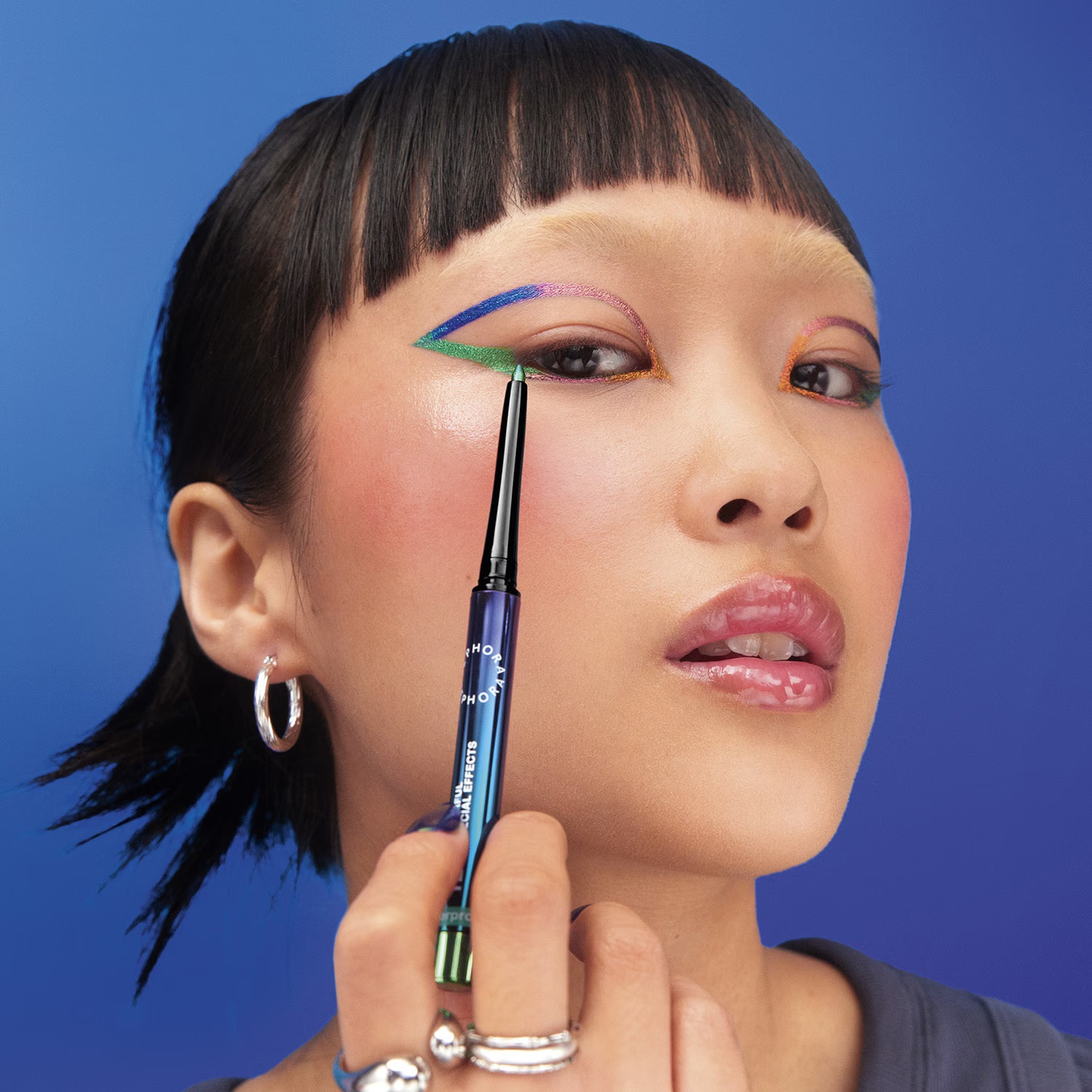 Estes eyeliners são mágicos, mudam de cor com a luz e só custam 12€. Espreite os produtos virais