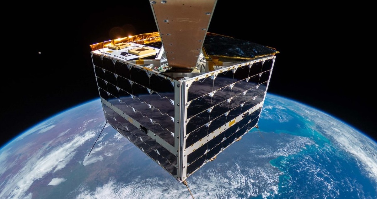 Tirar uma “selfie” espacial com uma GoPro? Este satélite mostra que é possível. Veja o vídeo