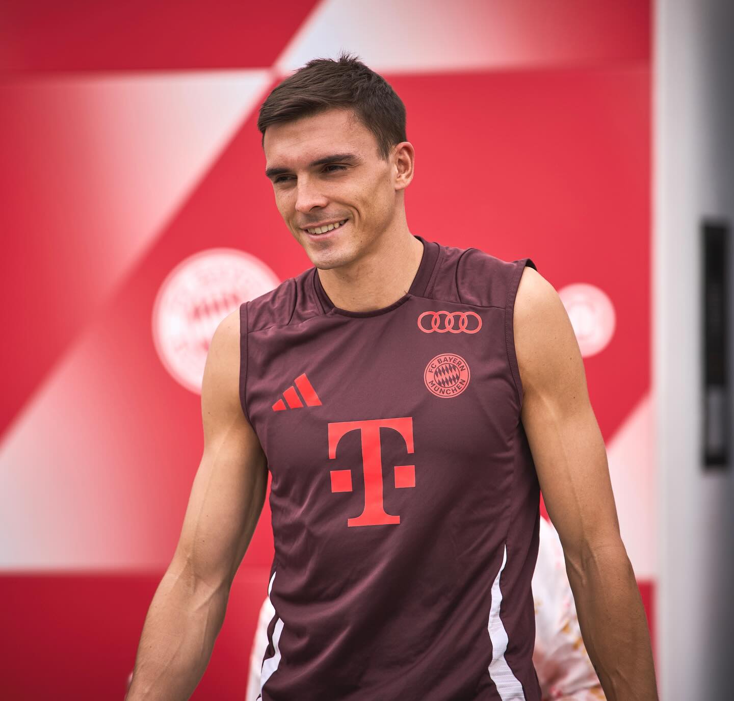 À espera do segundo filho com Patrícia Palhares, João Palhinha foi visto com outra mulher em Munique