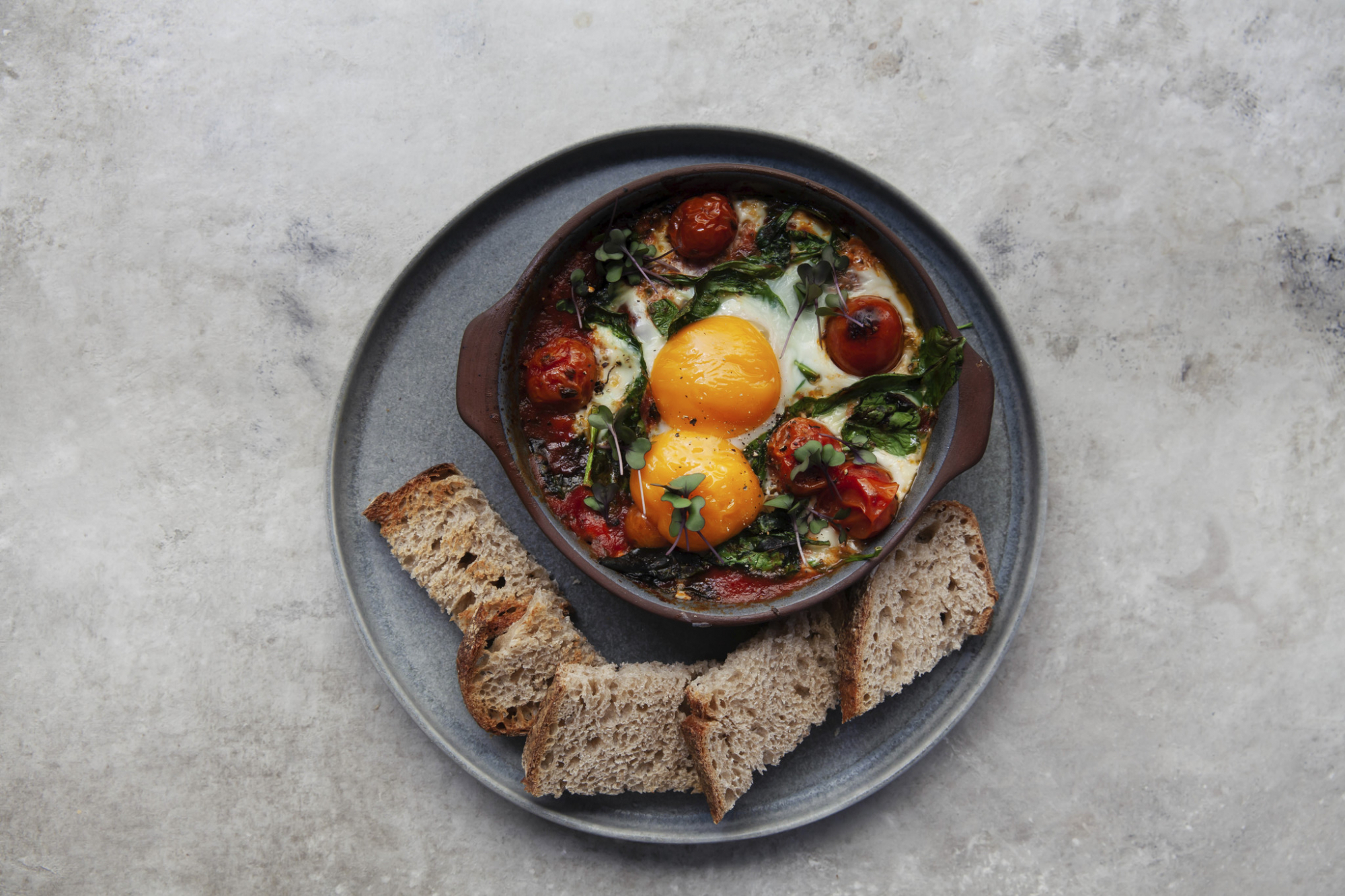 Escalfado. Aqui servem-se ovos, mas também panquecas e carbonaras