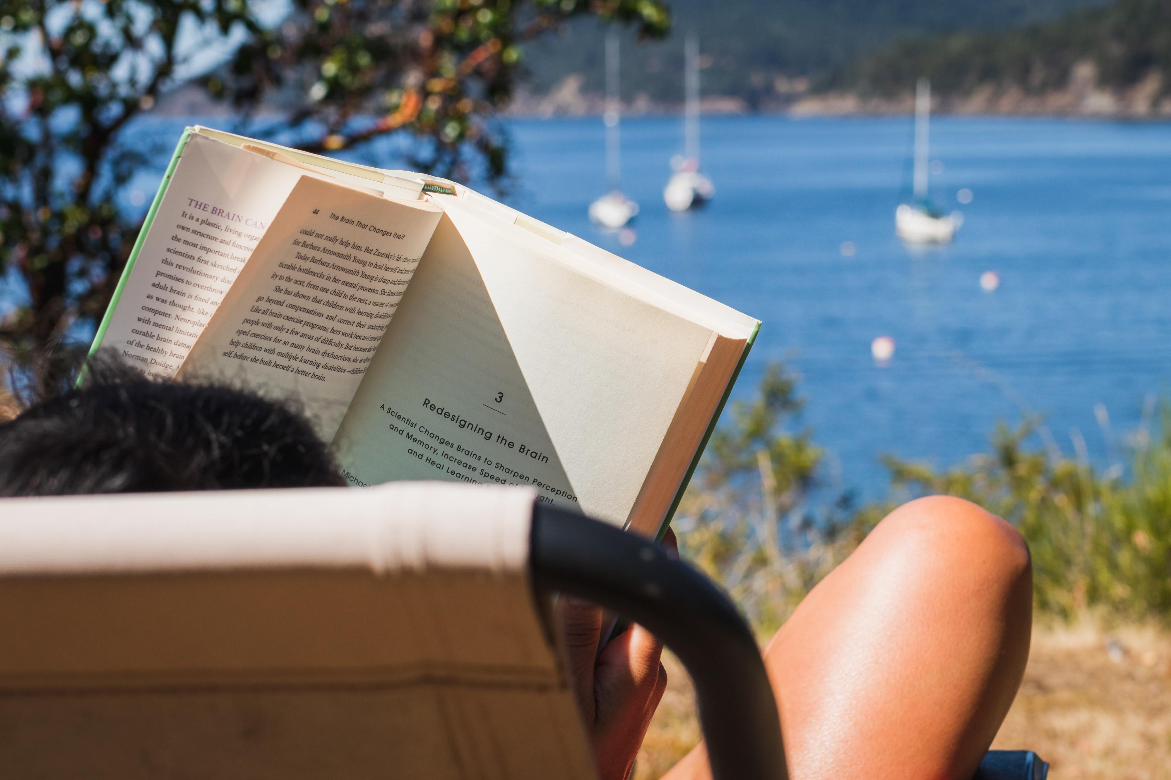 Está de férias e quer pôr a leitura em dia? 9 títulos para ler na praia (ou em qualquer lado)
