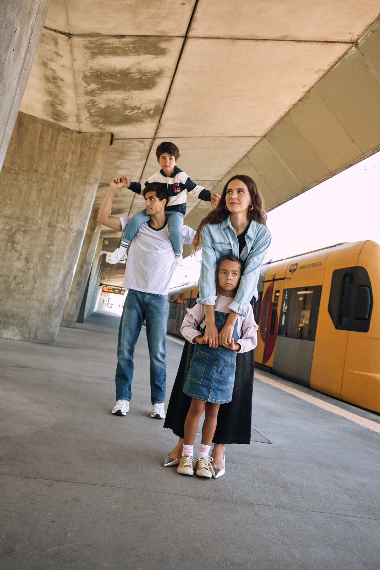 Das calças aos blusões, a nova coleção da MO tem peças de ganga para toda a família (a partir de 12,99€)