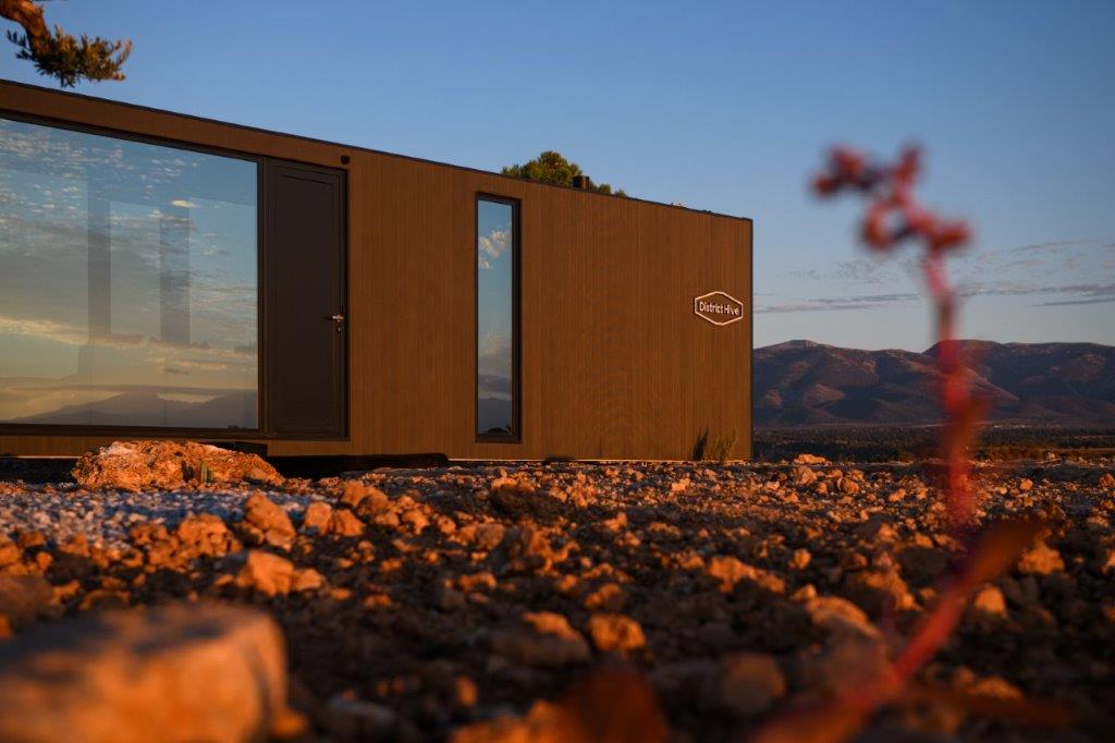 Portugueses criam hotel-cápsula que gera a própria água — e é absolutamente deslumbrante