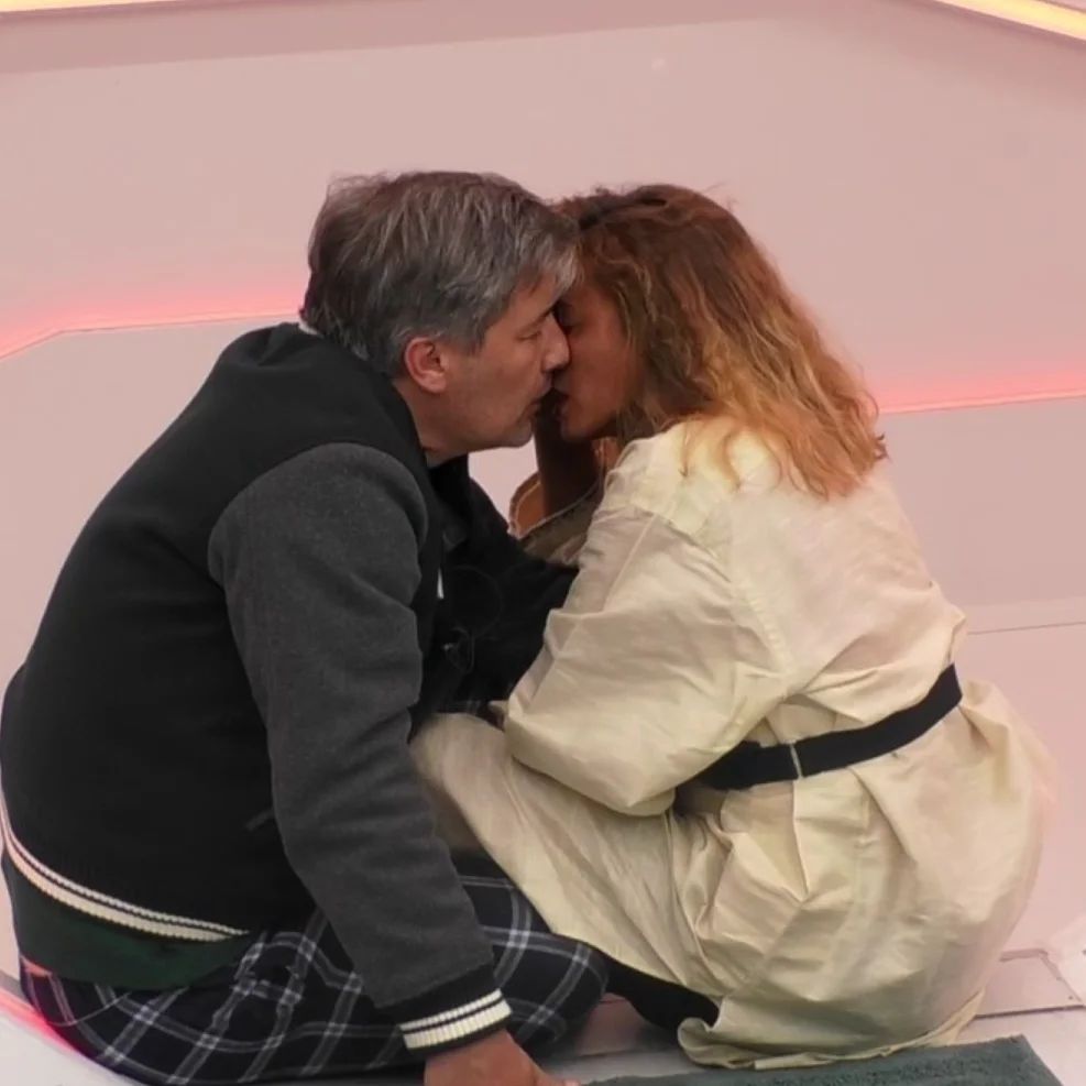 À terceira é de vez. Bruno e Liliana beijam-se, mas de forma apaixonada: “És a minha alma gémea”