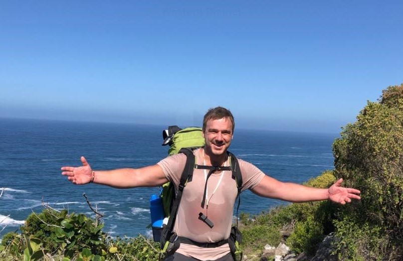 Homem de 35 anos caiu ao mar durante um cruzeiro. Autoridades pararam buscas e mulher revolta-se