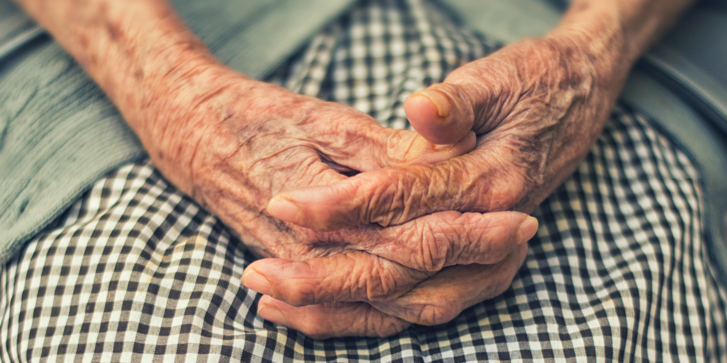 Idosa com Alzheimer burlada em mais de 700 mil euros pela cuidadora, a filha, o genro e uma advogada