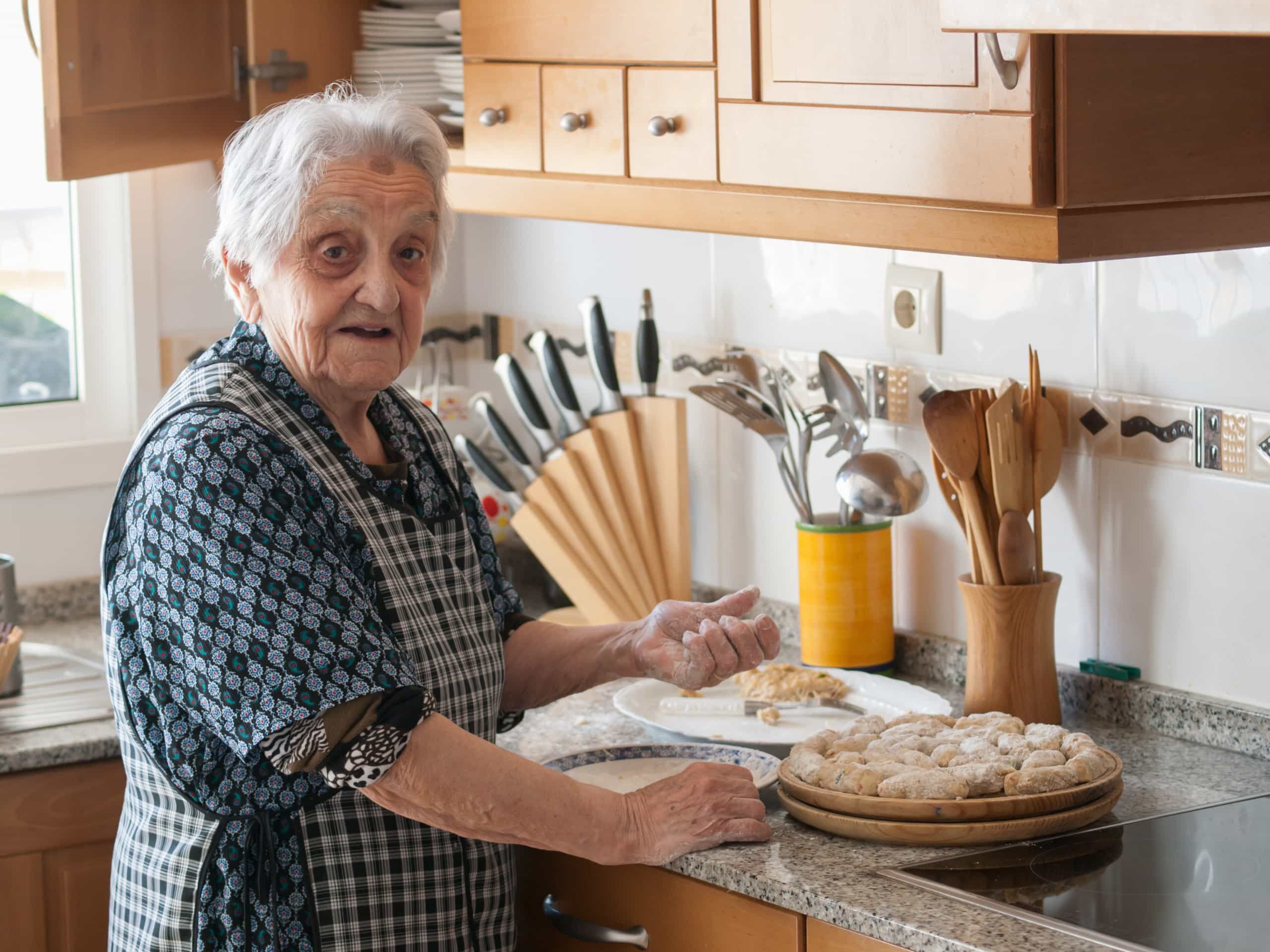 My grandmother usually cooks. Пожилая женщина на кухне. Бабушка на кухне. Пенсионеры на кухне. Пенсионерка на кухне.