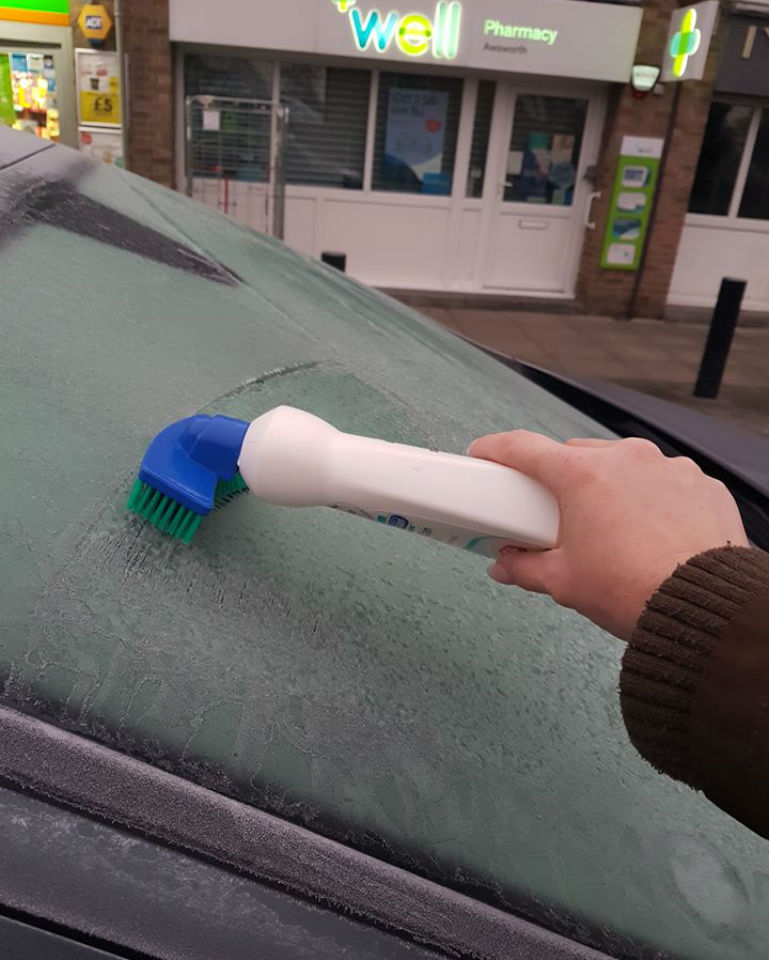 Esqueça os garrafões de água para tirar o gelo do carro. Há um novo truque