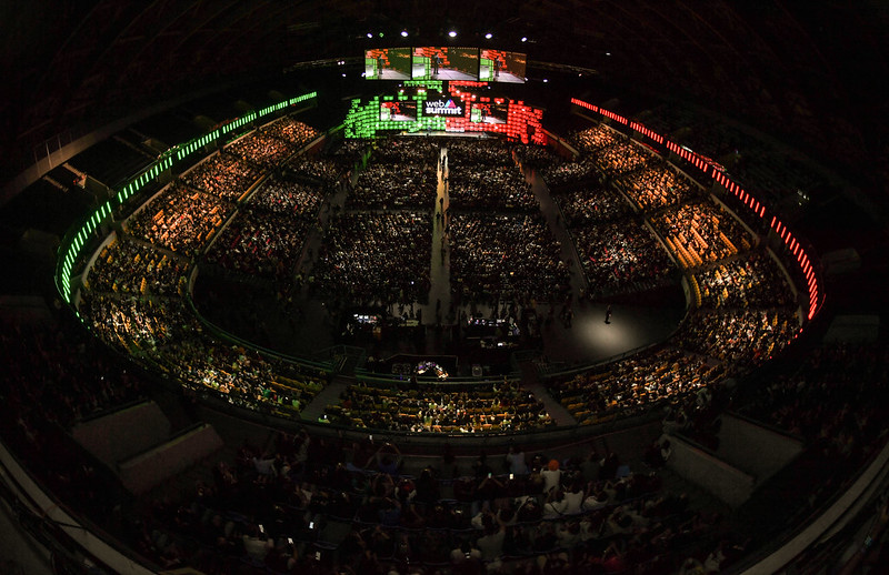 Vídeo mostra tenista Peng Shuai em público, mas mantém-se a preocupação sobre a sua segurança