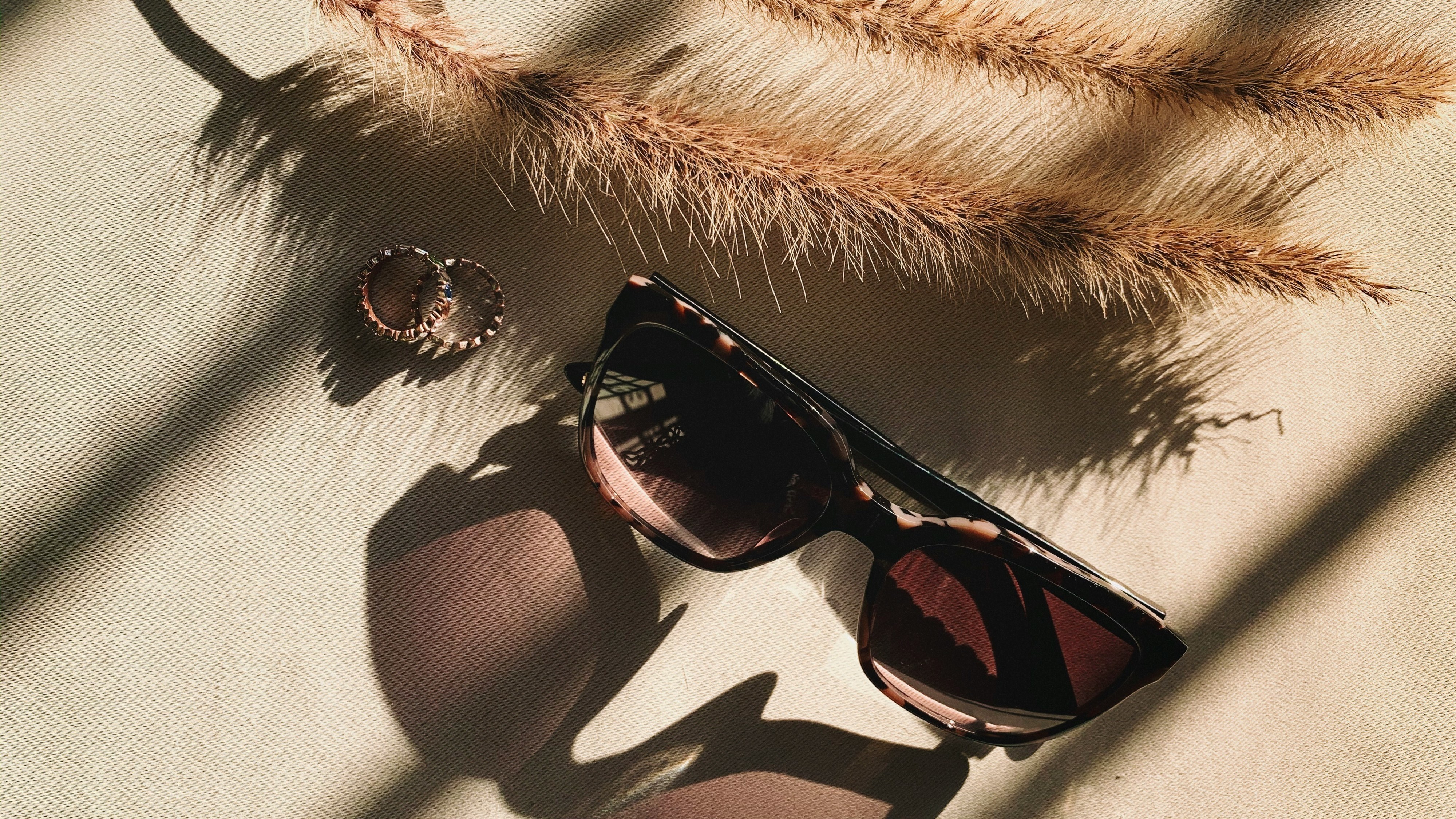 Prepare-se para a chegada do calor com estes 25 pares de óculos de sol mega trendy